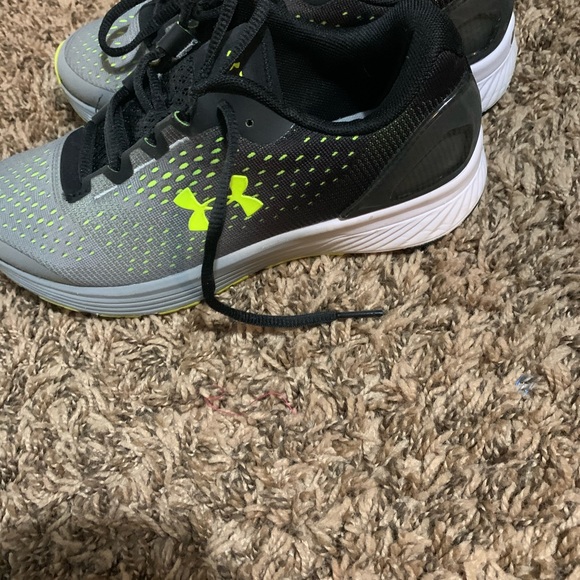 Boys under armour shoes size 5 - Picture 2 of 2